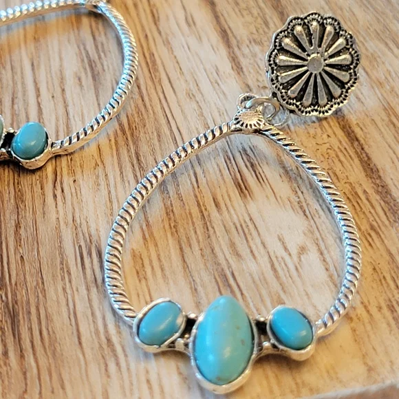 Three-Stone Turquoise Howlite Concho Twist Drop Dangle Earring, cowgirl chic - Picture 3 of 6